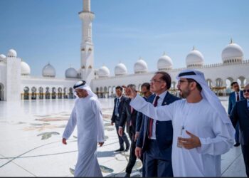 ANWAR Ibrahim bersama delegasi Malaysia diberi penerangan tentang Masjid Besar Sheikh Zayed di Abu Dhabi ketika lawatan kerja ke Emiriyah Arab Bersatu (UAE), semalam. - FB ANWAR IBRAHIM