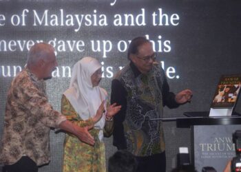 ANWAR Ibrahim (kanan) bersama isteri beliau, Datuk Seri Dr. Wan Azizah Wan Ismail dan Mark Trowell KC pada Majlis Pelancaran buku ‘Anwar Triumphs’ di Pusat Konvensyen Kuala Lumpur hari ini. - UTUSAN/SHIDDIEQIIN ZON