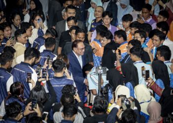 ANWAR Ibrahim bersama mahasiswa selepas merasmikan  Karnival Bahasa Kebangsaan dan Dekad Membaca Kebangsaan 2023 di Universiti Multimedia, Cyberjaya. - UTUSAN/FAIZ ALIF ZUBIR