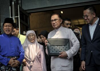 ANWAR Ibrahim sebelum ke Parlimen untuk pembentangan Belanjawan 2024 di Bangunan Perbendaharaan di Putrajaya. - UTUSAN/FAIZ ALIF ZUBIR