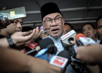 ANWAR Ibrahim ketika ditemui media di kedai makan Ramli Corner, Dengkil. - UTUSAN/FAIZ ALIF ZUBIR