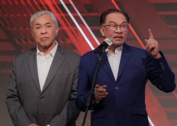 ANWAR Ibrahim ketika berucap pada Perhimpunan Bulanan bersama warga Jabatan Perdana Menteri di Putrajaya. - UTUSAN/FAISOL MUSTAFA