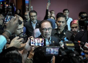 ANWAR Ibrahim ditemui pemberita selepas melancarkan Symposium - The Path Towards Greater Prosperity For Malaysia di Putrajaya hari ini.