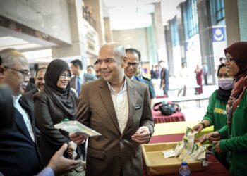ARMIZAN Mohd. Ali ketika melawat tapak pameran pada Majlis Penyerahan Sijil Kelulusan Pendaftaran Francais dan Lesen Jualan Langsung di KPDN, Putrajaya. - UTUSAN/FAIZ ALIF ZUBIR