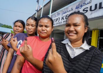 PENGUNDI Orang Asli (dari kiri) Nor Hazila Lajin, Ayura, Normanila dan Normanila menunjukkan jari yang ditanda dengan dakwat kekal selepas mengundi pada Pilihan Raya Kecil (PRK) Dewan Undangan Negeri (DUN) Pelangai di Pusat Mengundi Sekolah Kebangsaan (Felda) Kemasul di Bentong, Pahang, hari ini. - UTUSAN/FARIZ RUSADIO