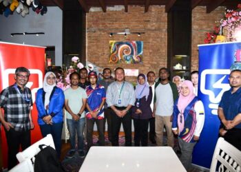 PENGAMAL media merakamkan gambar bersama Wan Ishak Soed (depan, lima dari kiri) dan kakitangan Tenaga Nasional Berhad (TNB) Perlis pada Majlis Hi Tea di Fairy Le Phenomenal, Kangar, Perlis hari ini.- UTUSAN/IZLIZAN OTHMAN