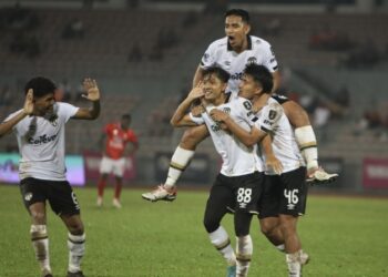 PEMAIN Terengganu FC meraikan jaringan Nik Sharif Haseefy Lazim ketika menentang Kuala Lumpur City dalam separuh pertama Piala Malaysia di Stadium Bola Sepak Kuala Lumpur di Cheras, malam ini. - UTUSAN/ISKANDAR ISHAK