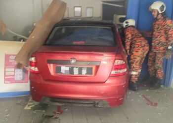 ANGGOTA bomba mengalihkan sebuah kereta yang dipercayai terbabas sebelum merempuh sebuah kedai menjual nombor ekor di Butterworth, Pulau Pinang hari ini.