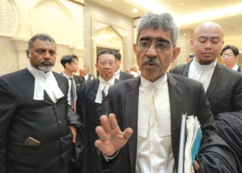 MOHAMED Haniff Khatri Abdulla bersama pasukan guamannya hadir di Mahkamah Rayuan Putrajaya bagi pendengaran rayuan berhubung sekolah vernakular. – UTUSAN/FAISOL MUSTAFA