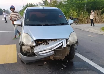 KEADAAN kereta yang terlibat nahas mengorbankan dua beradik di Kilometer 45, Jalan Hutan Melintang-Bagan Datuk, Bagan Datuk, hari ini. – Foto IHSAN PDRM