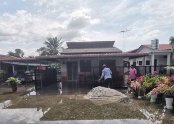 KEADAAN rumah penduduk yang dinaiki air di Kampung Bahagia di Teluk Intan semalam. - UTUSAN/AIN SAFRE BIDIN