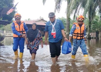 NOOR Azman Ghazali (dua dari kanan) bersama anggota Angkatan Pertahanan Awam Malaysia (APM) Daerah Kerian membantu seorang warga emas dipindahkan ke PPS SK Alor Pongsu berikutan banjir di Kampung Selekoh,  Matang Pasir Alor Pongsu di Bagan Serai hari ini. - UTUSAN/WAT KAMAL ABAS