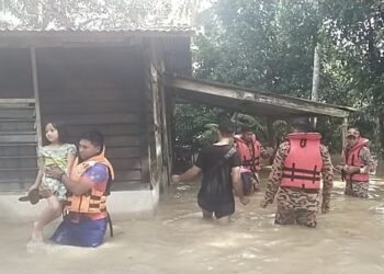 MANGSA banjir di daerah Hilir Perak dipindahkan di dua pusat pemindahan sementara (PPS) ekoran kediaman mereka dinaiki air. - UTUSAN/IHSAN APM