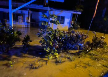 KEDIAMAN penduduk yang dimasuki air dalam kejadian banjir kilat malam tadi di Kampung Teroi Bukit, Yan.
