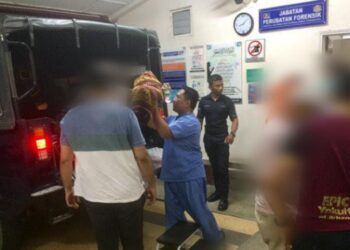 MAYAT nayi perempuan yang meninggal dunia di dalam kereta bapanya tiba di Jabatan Perubatan Forensik Hospital Sultanah Nur Zahirah, Kuala Terengganu, malam tadi.