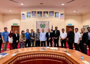 WAN Ishak Soed (sembilan dari kanan) bergambar selepas mengadakan pertemuan dengan Menteri Besar, Mohd. Shukri Ramli di Kompleks DUN Perlis, semalam.- UTUSAN