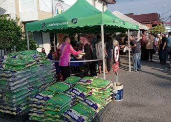 Orang ramai mendapatkan beras tempatan yang dijual di PPK Bukit Payong, Marang, semalam.
