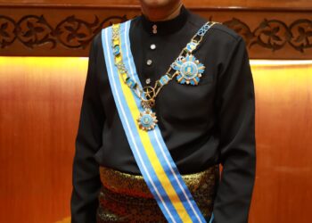 ABDUL RAHMAN Mohamed menerima Darjah Kebesaran Negeri sempena Sambutan Ulang Tahun Ke-74 Yang Dipertua Negeri Pulau Pinang, Tun Ahmad Fuzi Abdul Razak di George Town, Pulau Pinang hari ini.