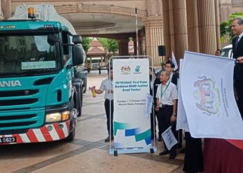 FADILLAH Yusof ketika melancarkan lori pengangkut minyak biodiesel sawit B100 Petronas sempena Persidangan Biodiesel Sawit ke-4 di Putrajaya. - UTUSAN/MOHD HUSNI MOHD NOOR