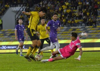 PEMAIN Perak FC, Seo Seonung (kiri) diasak penjaga gol Kelantan FC, Muhammad Irfan Haikal Mohd Iffendi dalam perlawanan Liga Super di Stadium Perak. - UTUSAN/ZULFACHRI ZULKIFLI
 .