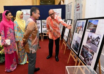 MAZLAN Abdul Ghafar (kanan) memberi penerangan mengenai pameran 'UMT Dua Dekad Meneroka Samudera' kepada Sultan Mizan dan Sultanah Nur Zahirah di Taman Tamadun Islam, Kuala Terengganu, hari ini. - UTUSAN/KAMALIZA KAMARUDDIN