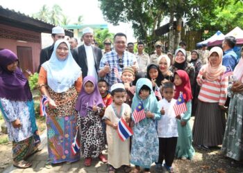 TUANKU Syed Faizuddin Putra Jamalullail dan 
Tuanku Dr. Hajah Lailatul Shahreen Akashah Khalil beramah mesra bersama penduduk pada Program Ziarah Mahabbah MAIPs ke Wilayah Trang di Pulau Koh Libung 
hari ini.-UTUSAN/IZLIZAN OTHMAN