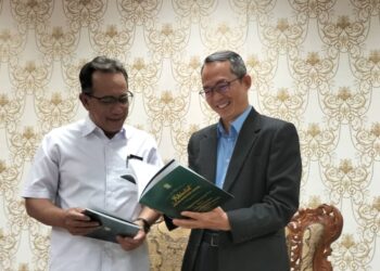 LAW Choo Kiang (kanan) melihat senarai  penerima Darjah Kebesaran, Bintang dan Pingat Kehormatan Negeri Pulau Pinang sempena Sambutan Ulang Tahun Ke-74 Yang Dipertua Negeri, Tun Ahmad Fuzi Abdul Razak selepas sidang akhbar di Dewan Sri Pinang, George Town, Pulau Pinang hari ini.