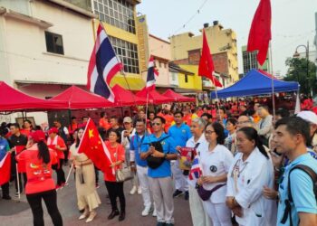 PESERTA dari China dilihat mengibatkan bendera negara mereka pada Pesta Kebudayaan Guan Gong Antarabangsa Negeri Sembilan yang berlangsung di Seremban  kelmarin. Turut kelihatan bendera Thailand.