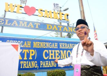 KASIM Samat mengimbau kenangan kembali ke sekolah lama sejak 1991 di Sekolah Menengah Kebangsaan (SMK) (LKTP) Felda Chemomoi, Pelangai di Bentong, Pahang. - FOTO/SHAIKH AHMAD RAZIF