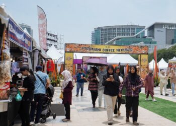 ORANG ramai hadir memeriahkan Coffee Repullic Putrajaya sempena Festival Budaya Putrajaya 2023 di Dataran Putrajaya. - UTUSAN/FAISOL MUSTAFA