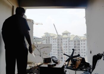 KEADAAN bahagian belakang dinding sebuah rumah yang berlubang akibat kesan letupan gas petroleum cecair (LPG) di Apartment Desa Tun Razak, Kuala Lumpur, kelmarin.- UTUSAN/SYAKIR RADIN