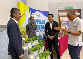 FAHMI ZAINOL (dua,kanan) dan Khairolnizam Hassan (kiri) melawat gerai pameran sempena Seminar Statistik Pertanian di USM Kampus Kejuruteraan di Nibong Tebal,  Pulau Pinang hari ini. - Pix: SITI NUR MAS ERAH AMRAN