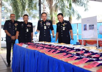 MUHAMAD Zaki Harun menunjukan dadah yang dirampas di Ibu Pejabat Polis Kontinjen (IPK) Kelantan, Kota Bharu, hari ini-UTUSAN/KAMARUL BISMI KAMARUZAMAN