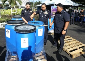 AZIZI Mat Aris (tengah) menunjukkan dadah pelbagai jenis yang dilupuskan pada sidang akhbar di IPK Perak di Ipoh hari ini. - UTUSAN/MUHAMAD NAZREEN SYAH MUSTHAFA
