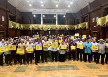 MOHD. Shukri Ramli (sebelas dari kanan) bergambar bersama pengusaha inap desa dan restoran sewaktu Majlis Libat Urus Menteri Besar Bersama Pengusaha Rumah Sewa Pelancongan (Homestay) dan Pengusaha Restoran Negeri Perlis di Dewan Warisan, Kangar, Perlis hari ini. -UTUSAN/ASYRAF MUHAMMAD