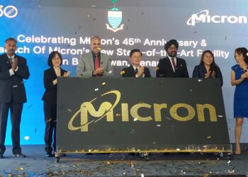 CHOW Kon Yeow (tengah) bersama Gursharan Singh (tiga dari kiri) dan Amarjit Sandhu (tiga dari kanan) pada majlis sambutan ulang tahun penubuhan Micron ke-45 serta pelancaran kilang pintar kedua syarikat itu di Batu Kawan, Pulau Pinang hari ini.