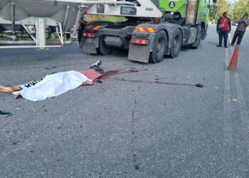 MANGSA yang merupakan seorang pelajar sekolah berusia 14 tahun maut digilis treler dalam kejadian yang berlaku di Jalan Simpang Tiga Koreksional, Jalan Kok Klang, Arau, Perlis. -UTUSAN