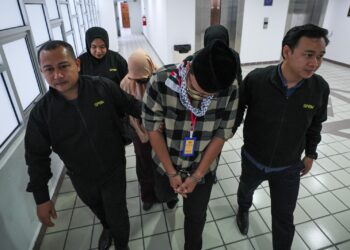 ARRIE Syahiman Mohd. Zain dan Nurul Azwani Mohd. Razali yang dituduh mengemukakan dokumen palsu menerusi program Penjana Kerjaya dibawa keluar dari Mahkamah Sesyen Kuala Terengganu, hari ini. - UTUSAN/PUQTRA HAIRRY ROSLI