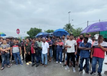 SEBAHAGIAN daripada kira-kira 1,000 pemandu lori yang berkumpul di hadapan pejabat JPJ Pulau Pinang di Seberang Jaya hari ini untuk menyerahkan memorandum bantahan terhadap operasi penguatkuasaan yang dijalankan oleh agensi tersebut terhadap mereka.