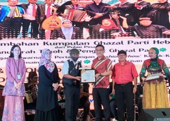WONG Hon Wai (tiga dari kanan) menyampaikan anugerah terhadap seorang penggiat seni persembahan ghazal parti sempena perasmian Pesta Ghazal Parti di Pasar Raya Mydin Bukit Mertajam, Pulau Pinang malam tadi.