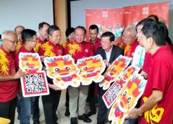 CHOW Kon Yeow (tengah) menunjukkan logo sempena sambutan Miao Hui 2024 dalam sidang akhbar di George Town, Pulau Pinang hari ini.