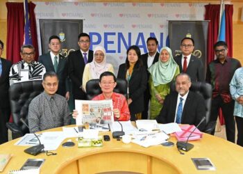 CHOW Kon Yeow bersama barisan Ahli Majlis Mesyuarat Kerajaan (MMK) Negeri Pulau Pinang pada mesyuarat di George Town, Pulau Pinang hari ini.