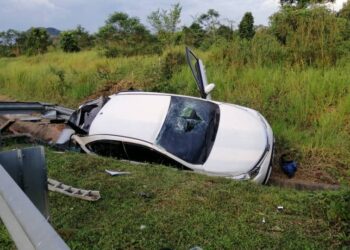 KERETA Toyota Vios yang terbabas setelah merempuh penghadang besi mengakibatkan seorang kanak-kanak maut dalam kemalangan di Kilometer 57, Jalan Lipis-Merapoh di laluan Central Spine Road di Lipis, Pahang. - FOTO/IHSAN: IPD LIPIS