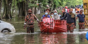 TRAGEDI banjir besar di Selangor pada 2021 telah menenggelamkan banyak kawasan di Shah Alam. 
– UTUSAN/AFIQ RAZALI