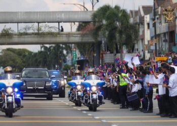 RAKYAT berbilang kaum termasuk para pelajar menyambut kepulangan Sultan Ibrahim dengan laungan 'Daulat Tuanku' dan kibaran bendera Johor apabila kenderaan yang membawa baginda melalui jalan utama di negeri ini susulan pelantikan sebagai Yang di-Pertuan Agong Ke-17.