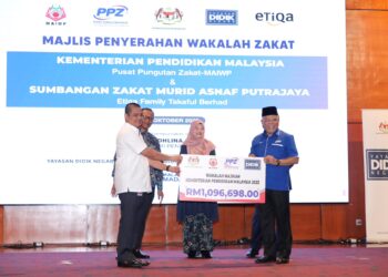 FADHLINA Sidek menerima Penyerahan Wakalah Zakat KPM - Pusat Pungutan Zakat-MAIWP di Putrajaya. - GAMBAR FB FADHLINA SIDEK