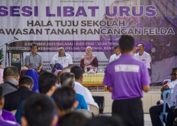 FADHLINA Sidek (tengah) mendengar pertanyaan dari pelajar ketika hadir pada sesi libat urus hala tuju sekolah di kawasan Tanah Rancangan Felda di Sekolah Kebangsaan (SK) Felda Chemomoi, Pelangai di Bentong, Pahang. - FOTO/FARIZ RUSADIO