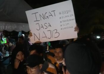 KUMPULAN flash mob 'Pulangkan Najib' hampir mencetuskan provokasi antara pihak terbabit dan penyokong Perikatan Nasional (PN) ketika ceramah pentas akhir PN di Kampung Simpang Pelangai, Bentong.