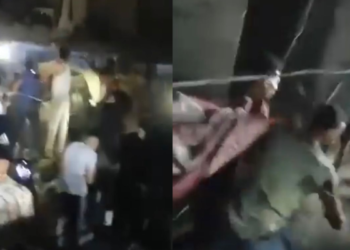 ORANG awam bekerjasama menyelamatkan mangsa yang terlibat dalam runtuhan bangunan enam tingkat. (Gambar kanan) Orang awam mengusung mayat berjaya dikeluarkan dari runtuhan bangunan. 