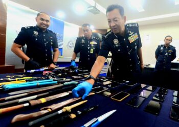 YAHAYA Othman menunjukkan peralatan yang digunakan Geng Dan Lombok bagi melakukan samun bersenjata di Pahang, Terengganu dan Negeri Sembilan dalam sidang akhbar di Ibu pejabat Polis Kontinjen Pahang di Kuantan, Pahang. - FOTO/SHAIKH AHMAD RAZIF
